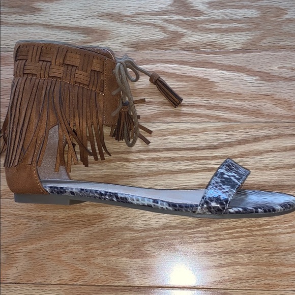 Indigo Rd. Faux Snakeskin Fringe Tassle Tie Sandal - Picture 2 of 3